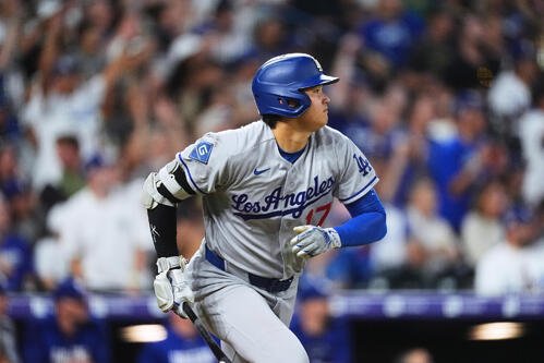 5回、ロッキーズ菅野智之からソロ本塁打を放ち、一塁へ向かうドジャース大谷翔平(AP)