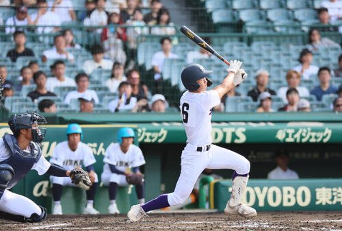 天理対三重　2回表天理無死、金本相有は先制本塁打を放つ(撮影･宮崎幸一)