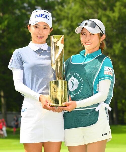 優勝の安田祐香(左)と姉の美祐さん(2026年8月撮影)