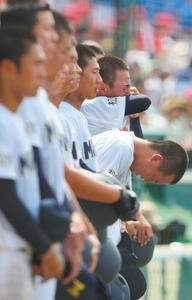 天理対三重　天理に敗れ涙を流す三重の選手たち(撮影･垰建太)