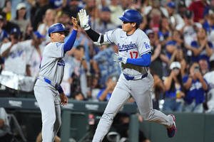 6回、2ラン本塁打を放ち、三塁コーチと喜ぶドジャース大谷翔平(AP)