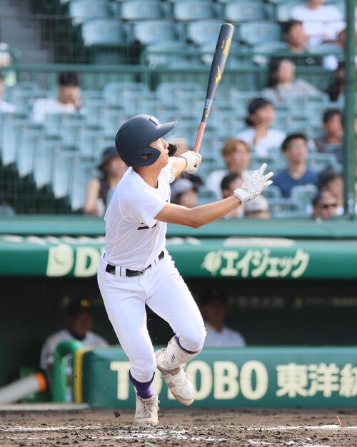天理対三重　2回表天理無死、金本相有は先制本塁打を放つ(撮影･宮崎幸一)