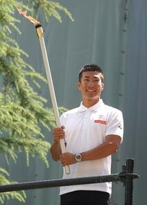 東京･MUFGスタジアムで行われた愛知･名古屋アジア大会の聖火リレーの採火式でトーチを手にする桐生祥秀(撮影･栗林真菜)＝2026年8月18日