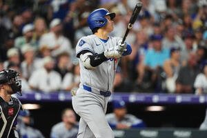 5回表、ロッキーズ菅野智之から28号ソロ本塁打を放ったドジャース大谷翔平(AP)