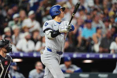 5回表、ロッキーズ菅野智之から28号ソロ本塁打を放ったドジャース大谷翔平(AP)