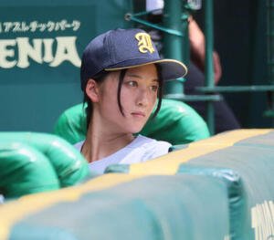智弁和歌山対仙台育英　ベンチで戦況を見つめる仙台育英･星よつはマネジャー(撮影･宮崎幸一)
