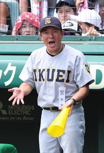 智弁和歌山対仙台育英　メガホン片手に選手に指示を出す仙台育英･須江航監督(撮影･白石智彦)