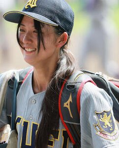 智弁和歌山対仙台育英　智弁和歌山に敗れ甲子園球場を後にする仙台育英の星よつは記録員　(撮影･上山淳一)