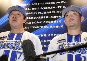DeNA対巨人　DeNA筒香嘉智(右)と鈴木尚典コーチは囲み会見で恩師について語る(撮影･浅見桂子)