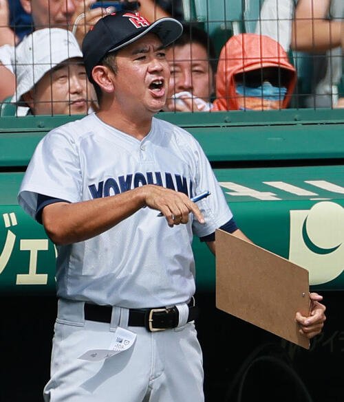 横浜対花巻東　ベンチから指示を出す横浜の村田浩明監督(撮影･上山淳一)