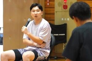 次世代シュータークリニックでトークセッションを行う富永啓生(撮影･栗林真菜)＝2026年8月18日
