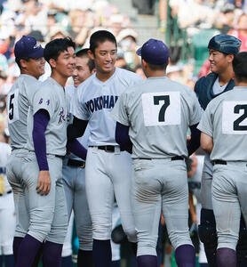 横浜対花巻東　試合後、互いの健闘をたたえ合う選手ら(撮影･上山淳一)