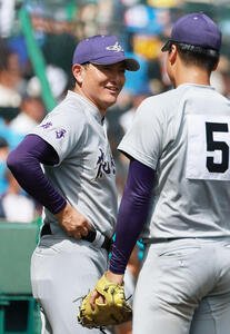 横浜対花巻東　2回表の守備を終えたナインを笑顔で出迎える花巻東の佐々木洋監督(撮影･上山淳一)