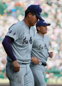 横浜対花巻東　横浜に敗れ、涙を流す花巻東の古城大翔。奥は佐々木洋監督(撮影･上山淳一)