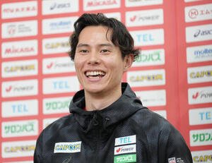 取材に応じ、笑顔を見せるバレーボール男子日本代表高橋藍(撮影･足立雅史)