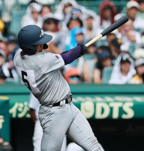 横浜対花巻東　3回裏花巻東2死一、二塁、古城大翔は左前打を放つ(撮影･上山淳一)