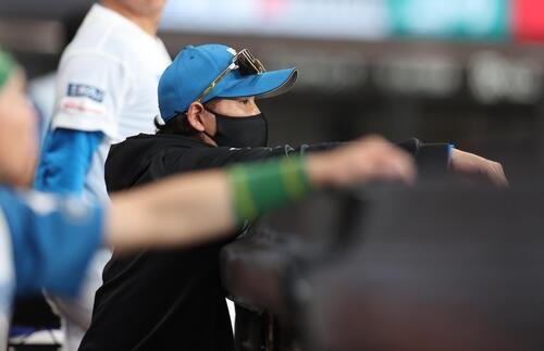 日本ハム対ソフトバンク　グラウンドを見つめる新庄剛志監督(撮影･黒川智章)