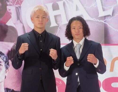 10月29日、東京･後楽園ホールで東洋太平洋ライトフライ級王座決定戦に臨む同級3位の片岡雷斗(右)。左は同じ興行でプロ2戦目に臨む弟叶夢