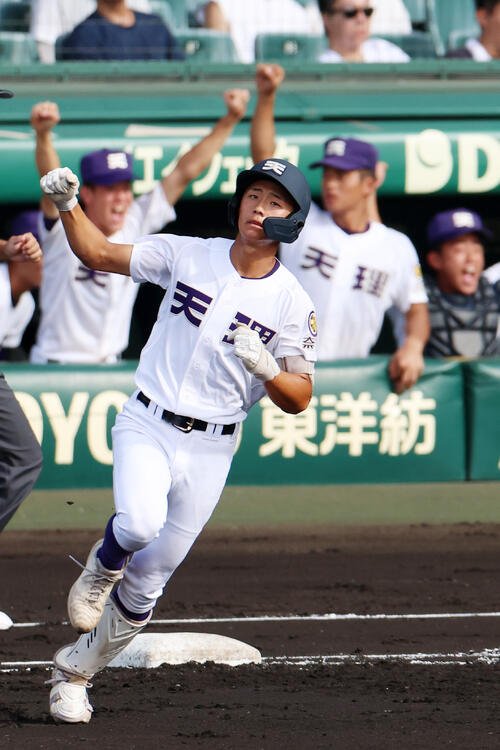 天理対三重　2回表天理無死、金本相有は左越えに先制本塁打を放ち、一塁を回ってガッツポーズする