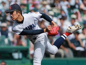 横浜対花巻東　力投する横浜エース織田翔希(撮影･上山淳一)