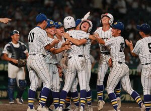 有明対健大高崎　タイブレーク10回裏健大高崎1死二、三塁、石田雄星の二塁適時内野安打で勝利し歓喜する健大高崎ナイン(撮影･上山淳一)