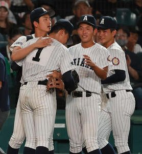 有明対健大高崎　タイブレークで健大高崎に敗れ、エース斉藤遼汰郎(左から2人目)を抱き寄せる有明の選手ら(撮影･上山淳一)