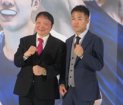 大橋ジムからプロ転向を表明したアマチュア4冠の平塚駿之介、左は大橋秀行会長(撮影･藤中栄二)