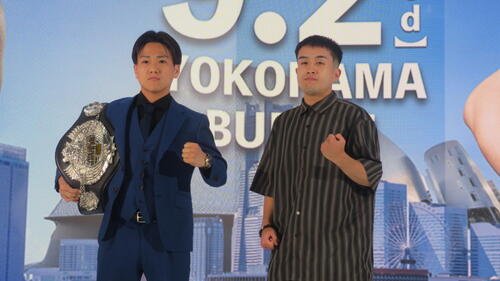 9月2日、横浜BUNTAIで2度目防衛戦に臨む日本ミニマム級王者森且貴(左)。右は挑戦者の杉浦義