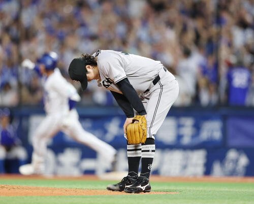 DeNa対巨人　9回裏DeNA2死満塁、宮下朝陽にサヨナラの適時打を放たれがっくりとする田中瑛斗(撮影･増田悦実)