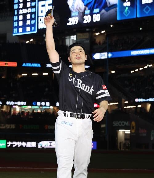 日本ハム対ソフトバンク　スタンドに向かって手を振る近藤健介近藤健介(撮影･黒川智章)