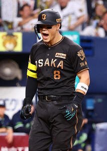 阪神対ヤクルト　9回裏阪神1死、同点本塁打を放った佐藤輝明は雄たけびを上げる(撮影･上田博志)