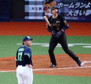 阪神対ヤクルト　9回裏阪神1死、大山悠輔は左越えサヨナラソロ本塁打を放つ。投手清水昇(撮影･加藤哉)