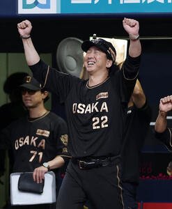 阪神対ヤクルト　9回裏、大山悠輔のサヨナラ本塁打にガッツポーズする阪神藤川球児監督(撮影･前田充)