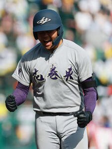 横浜対花巻東　6回裏花巻東2死、古城大翔は織田翔希から中前打を放ち雄たけびを上げる(撮影･上山淳一)