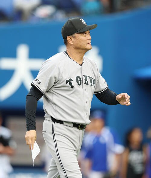 DeNa対巨人　メンバー表交換を行いベンチに戻る橋上秀樹監督代行(撮影･増田悦実)