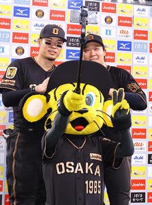 阪神対ヤクルト　トラッキーと記念撮影をする佐藤輝明(左)と大山悠輔(撮影･上田博志)