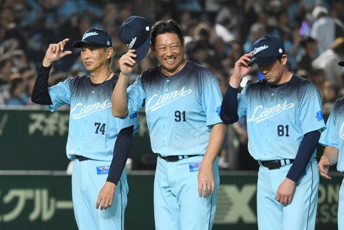 西武対オリックス　試合に勝利しファンにあいさつする西武西口文也監督(左)ら(撮影･滝沢徹郎)