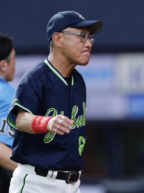 阪神対ヤクルト　9回表を終え、選手交代を告げたヤクルト池山隆寛監督(撮影･前田充)