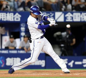 DeNAr対巨人　9回裏DeNA2死満塁、宮下朝陽はサヨナラ打を放つ(撮影･浅見桂子)