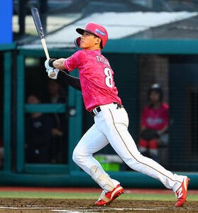 楽天対ロッテ　1回裏楽天1死、本塁打を放つ辰己涼介(撮影･野上伸悟)