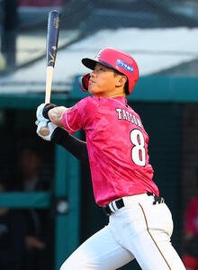楽天対ロッテ　1回裏楽天1死、本塁打を放つ辰己涼介(撮影･野上伸悟)