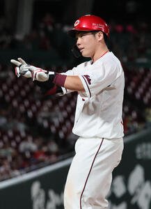 広島対中日　7回裏広島1死満塁、持丸泰輝は逆転の2点適時打を放つ(撮影･加藤孝規)