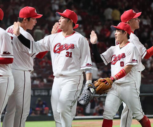 広島対中日　中日に快勝した広島ナインを迎える新井貴浩監督(左)(撮影･加藤孝規)