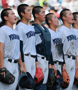 横浜対花巻東　花巻東に勝利し、校歌斉唱する横浜織田翔希(左から2人目)らナイン(撮影･上山淳一)