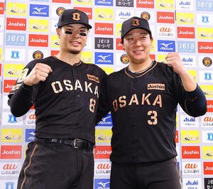 阪神対ヤクルト　お立ち台でガッツポーズをする佐藤輝明(左)と大山悠輔(撮影･上田博志)
