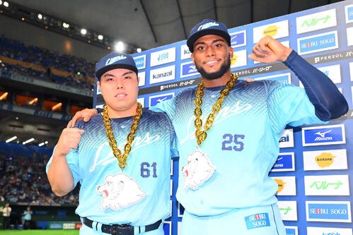ヒーローインタビューを終えポーズを決める西武の平良海馬(左)とカナリオ(撮影･滝沢徹郎)