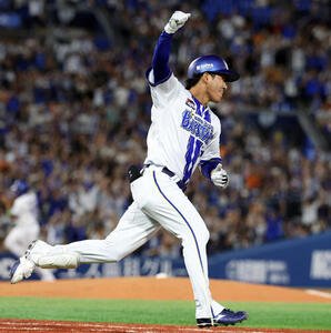 DeNAr対巨人　9回裏DeNA2死満塁、宮下朝陽はサヨナラ打を放ちガッツポーズ(撮影･浅見桂子)