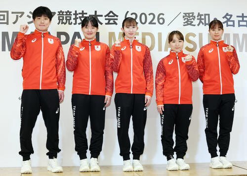 ｢第20回アジア大会TEAM JAPAN MEDIA SUMMIT｣でガッツポーズする卓球代表、左から張本智和、張本美和、早田ひな、伊藤美誠、長崎美柚(撮影･宮地輝)