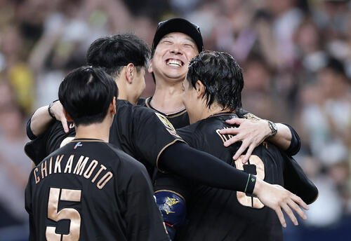 阪神対ヤクルト　同点本塁打の佐藤輝明(左)、サヨナラ本塁打の大山悠輔と抱き合って喜ぶ阪神藤川球児監督(中央)(2026年8月18日撮影)