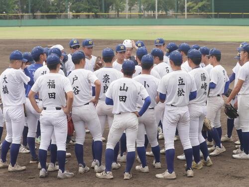 円陣を組む健大高崎ナイン(撮影･高橋香奈)